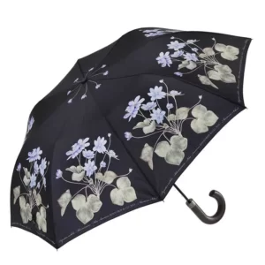 kestävä sateenvarjo jossa mustalla taustalla vaaleansinisia anemone kukkia