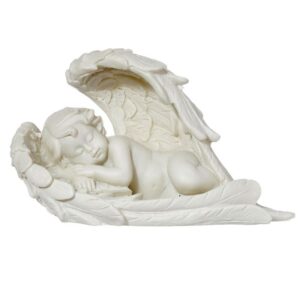 enkelikoriste omien siipiensä suojassa nukkuva enkeli valkoisella taustalla