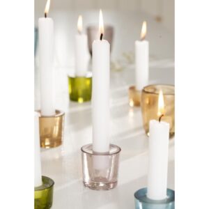 kynttilänjalat kynttilöillä eri värissä seisovat pöydällä