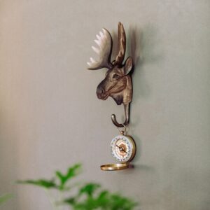 seinäkoukku hirvin muodossa seinällä