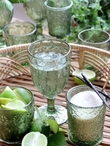 vihreät viinilasit rottinki tarjottimessa pöydällä