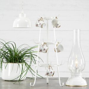 mukiteline mukeilla seisoo keittiön pöydällä