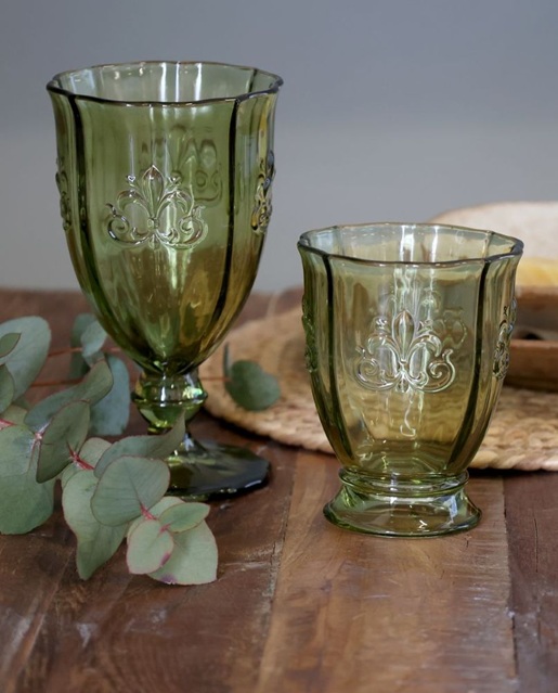 viinilasit vihreässä värissä pöydällä