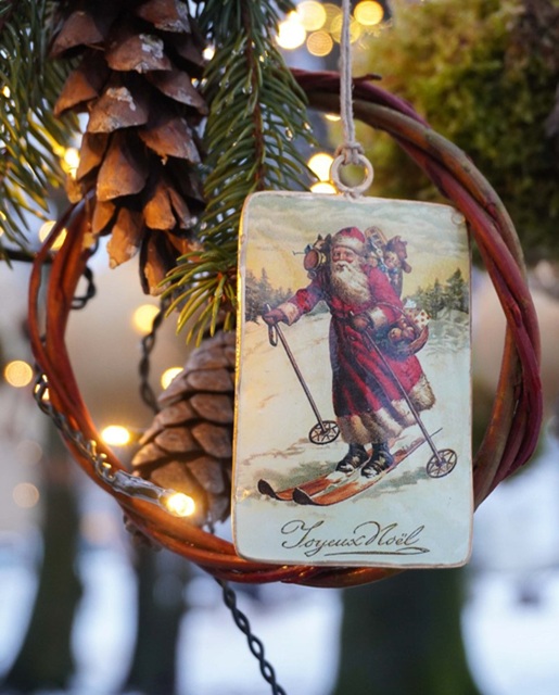 joulutuotteet joulukuusen koristeita on joulukuusella