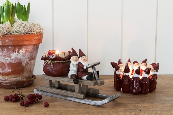 joulu sisustuksessa harvesttime esineitä tontturinki ja tontut kelkalla