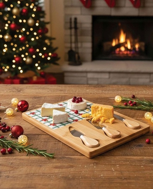 keittiö sisustus juustoveitset tarjottimella juhlapöydällä