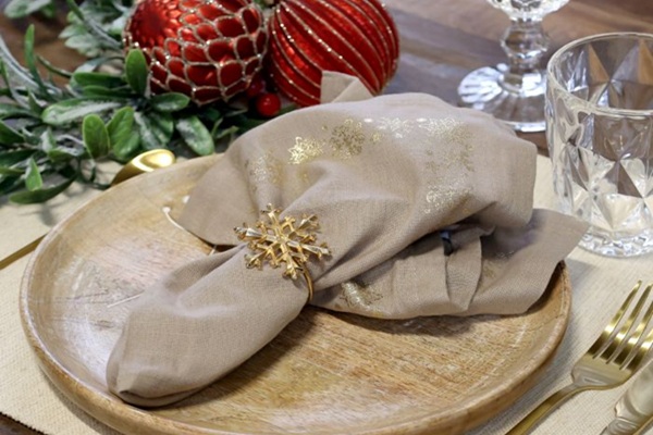 keittiö sisustuksessa on katettu ruokapöytä lautasella ja lautasliinalla