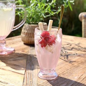 jälkiruokakuppi pinkki värinen pöydällä jälkiruoan kanssa