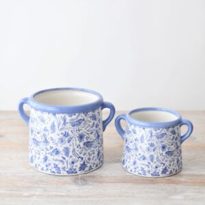 ruukut sinisellä kuviolla kahvoilla pöydällä