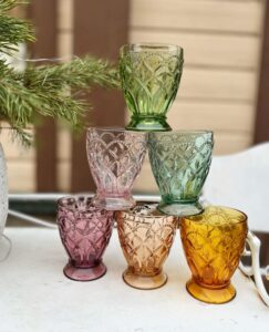 värilliset viinilasit järjestyksessä pöydällä