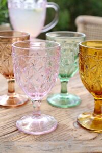 viinilasit eri värissä puisella pöydällä