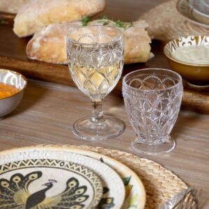 Kirkkaat viinilasit katetulla pöydällä 