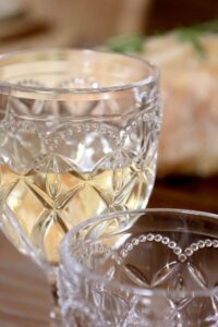 Kirkkaat viinilasit juomalla pöydällä