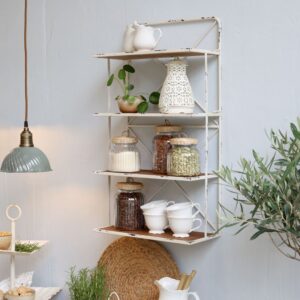 seinähyllykkö neljällä tasolla metallirungolla ja puutasolla seinällä esineiden kanssa