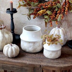 ruukkuja muutama koko pöydällä