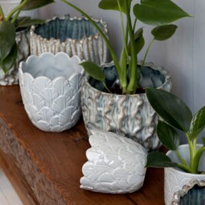 ruukku harmaan värinen pöydällä 