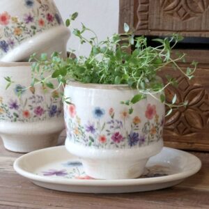 kuvioitu ruukku seisoo pöydällä 