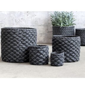 mustanvärisiä ruukkuja eri koossa pöydällä