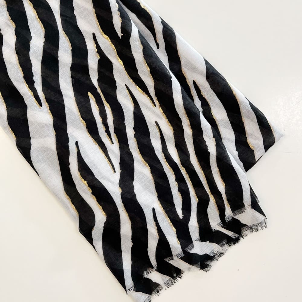 huivi mustanvalkoisessa värissä seeprakuviolla valkoisella taustalla