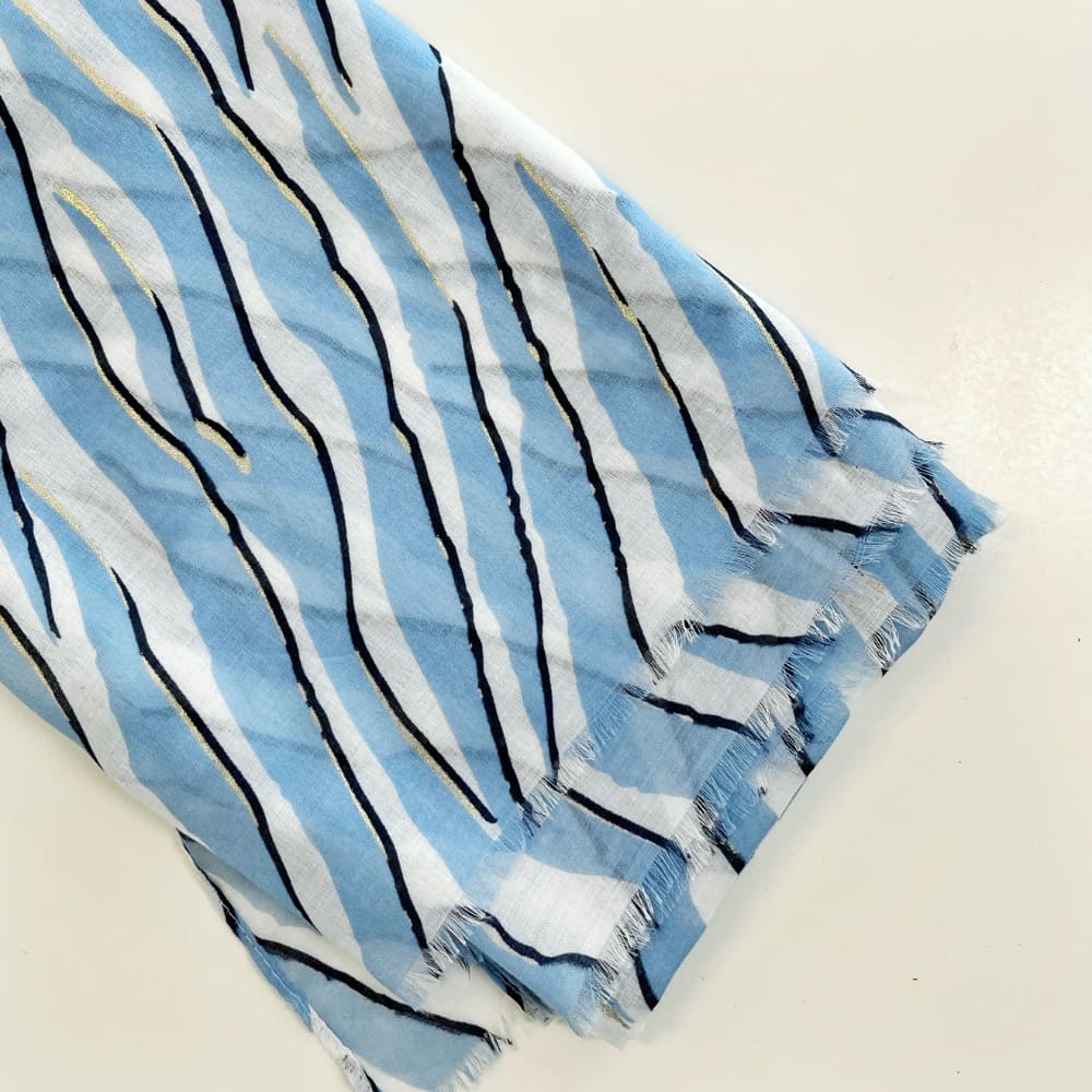 kevät huivi vaaleansinisessä ja valkoisessa värissä seeprakuviolla valkoisella taustalla