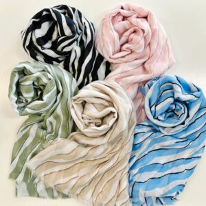 Kevät huivi viidessä värissä seeprakuviolla pöydällä