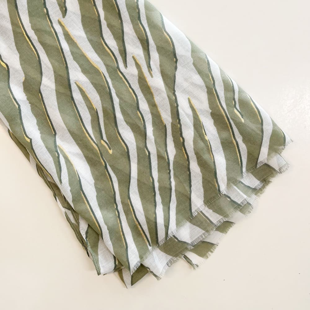 kevät huivi vaaleanvihreässä värissä seeprakuviolla valkoisella taustalla