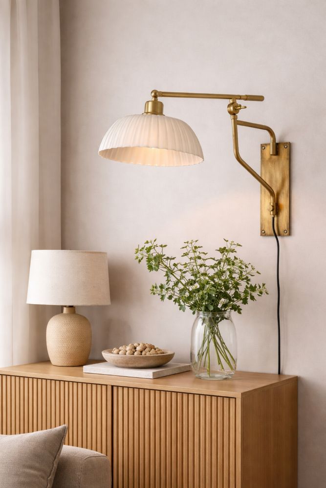 seinälamppu beige värissä metallia messingillä rungolla asennettu seinälle