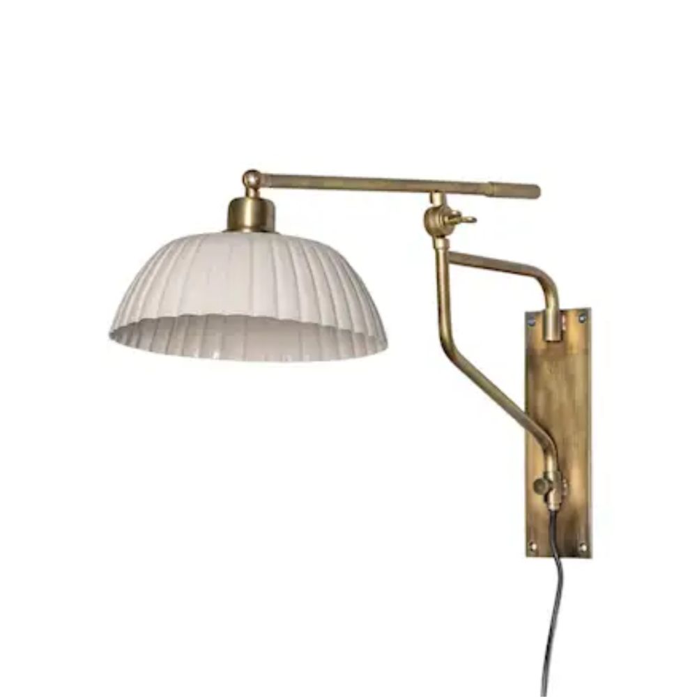 beige metallinen seinävalaisin messinkivärisellä rungolla valkoisella taustalla