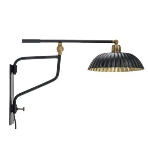 musta metallinen seinävalaisin modernimuodossa valkoisella taustalla