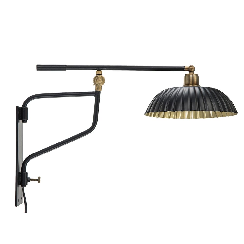 musta metallinen seinävalaisin modernimuodossa valkoisella taustalla